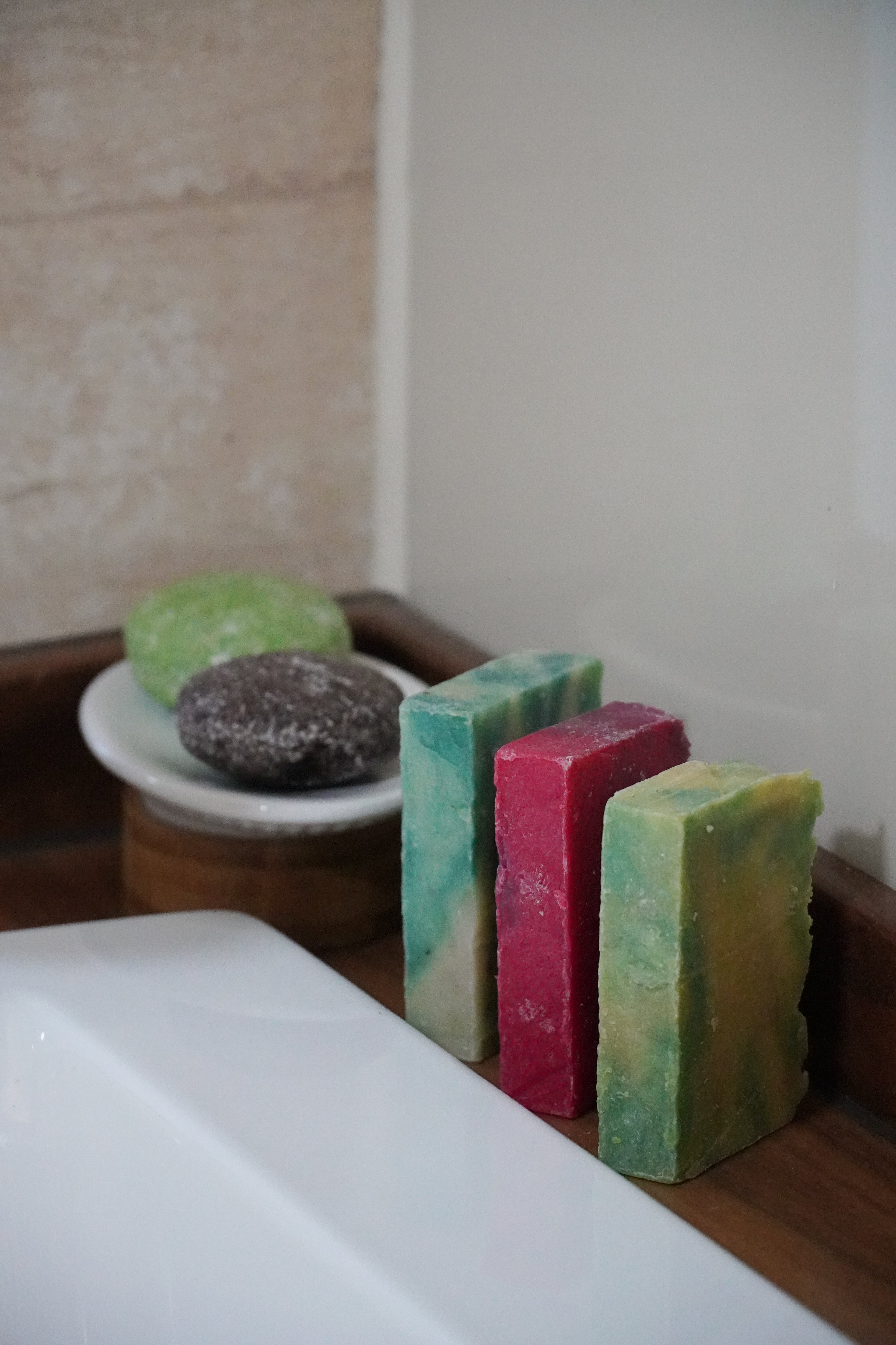 Bodegón en un baño de jabones y champús sólidos muy coloridos de Ellie's Land